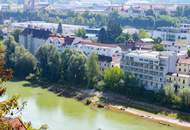WOHNEN AM FLUSS – 93m² WOHNFLÄCHE – SOFORT VERFÜGBAR! Exklusives Wohnen über zwei Etagen mit Terrasse und Parkplatz in grüner/ruhiger Stadtlage!