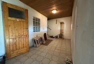 Sanierungsbedürftiges, preiswertes Einfamilienhaus mit Nebengebäuden