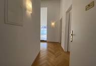 Helle Dachgeschoss-Wohnung im Botschaftsviertel // Bright top floor apartment in embassy quarter