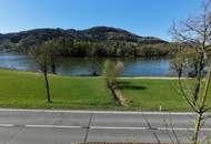 Renovierungsbedürftiges Haus mit Blick auf die Donau