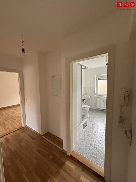 ERSTBEZUG nach umfassender Sanierung! Wunderschöne 3-Zimmer-Wohnung in vorteilhafter Lage am ruhigen Stadtrand von Steyr! Große Fenster, traumhaftes Badezimmer und vielseitige Einrichtungsmöglichkeiten versprechen höchste Wohnqualität!
