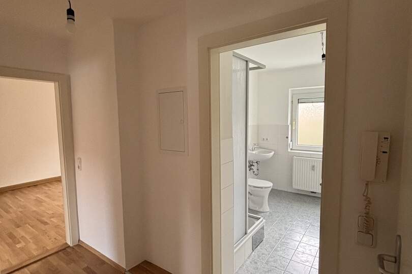ERSTBEZUG nach umfassender Sanierung! Wunderschöne 3-Zimmer-Wohnung in vorteilhafter Lage am ruhigen Stadtrand von Steyr! Große Fenster, traumhaftes Badezimmer und vielseitige Einrichtungsmöglichkeiten versprechen höchste Wohnqualität!, Wohnung-miete, 516,33,€, 4400 Steyr(Stadt)