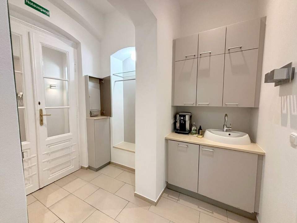 Provisionsfrei für den Mieter! Klimatisiertes 70m² EG-Büro, 60m² Hof-Terrasse!