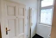 Zwischen Wiener Klassik und Naschmarkt Vibes - Ihr Zuhause mit Charme! Hofseitiger Balkon + Ruhiges Schlafzimmer! HIP und TRENDY die Gegend - Magisch schön das Altbauhaus - Ein MUST HAVE die Wohnung!