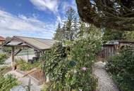 Wohnhaus mit liebevoll gestalteten Garten im Grünland
