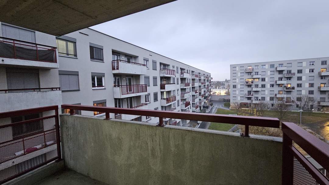 Unbefristet, schön und neuwertig - 3-Zimmer-Wohnung mit Loggia!