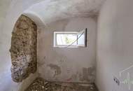 Sanierungsbedürftiges Stadt-/Winzerhaus mit großem Weinkeller in Weißenkirchen