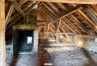 Traditioneller Dreikanthof mit uneinsehbarem Arkadenhof-Innenhof und großen Entwicklungspotenzial