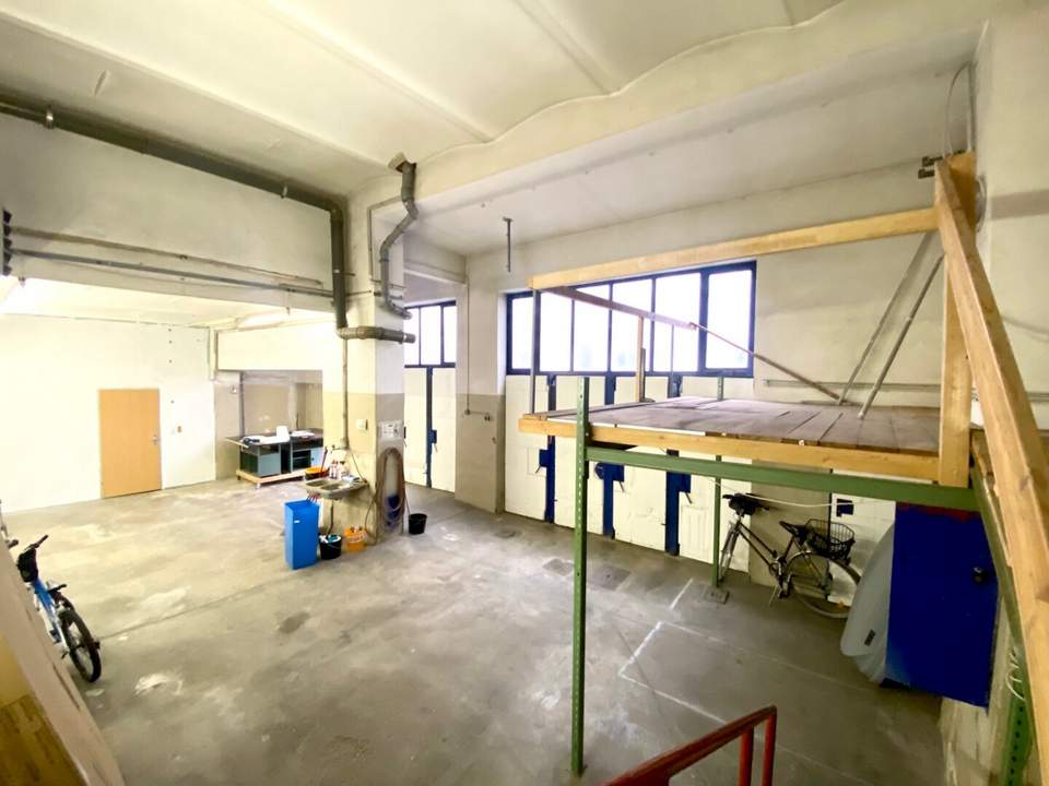 WERKSTÄTTE MIT ZUGORDNETEM STELLPLATZ IM HOF