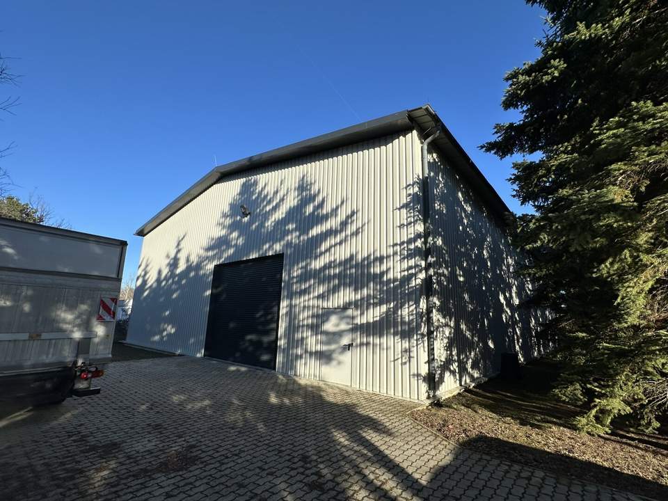 Lagerhalle mit 580 m² in Lichtenwörth – 6 m Höhe, Schwerlastregale, Sektionaltor & Parkplatz