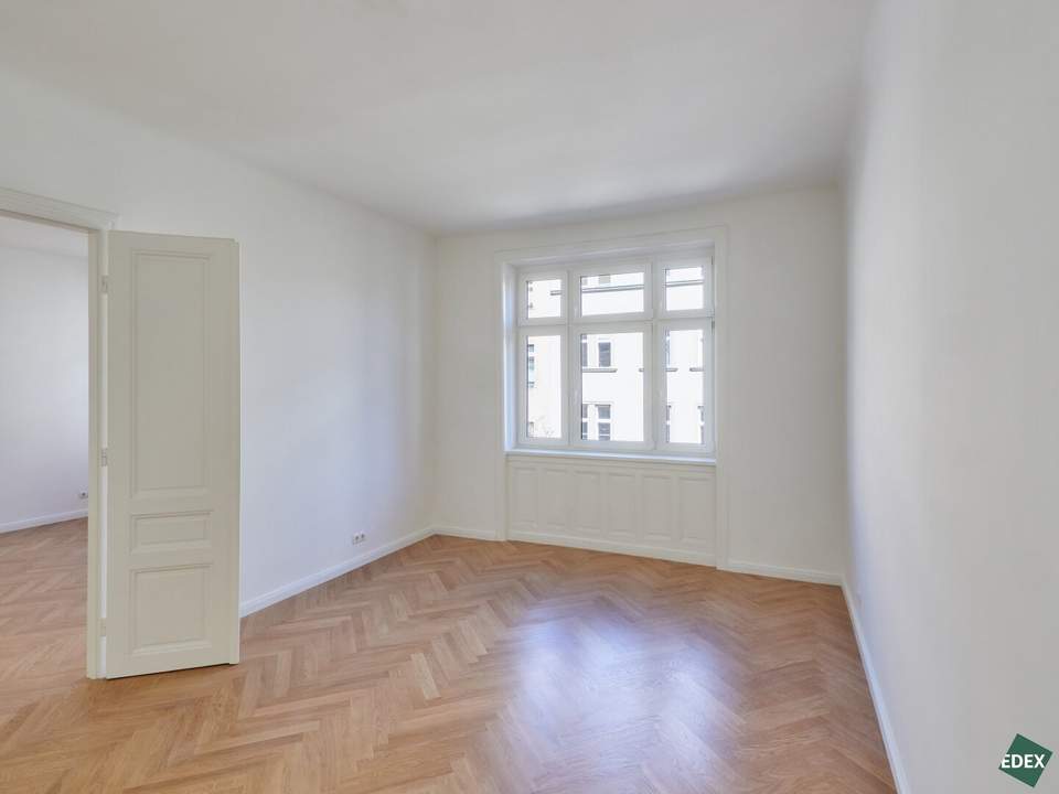 Erstbezug nach Sanierung: Schöne 3-Zimmer-Altbauwohnung mit Balkonmöglichkeit