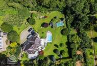 Beeindruckende Villa mit gepflegtem Garten und Pool als Investment