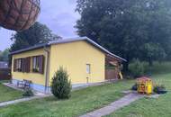 ZWEI WOHNHÄUSER - TRAUMHAFTER BUNGALOW UND KLEINES SOMMERHAUS SAMT PARKÄHNLICHEM GARTEN MIT HERRLICHEM ALTBAUMBESTAND