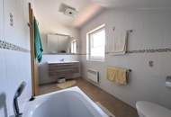 EXKLUSIVES SEEHAUS AM NEUFELDER SEE – MODERNES WOHNEN MIT PRIVATEM WASSERZUGANG