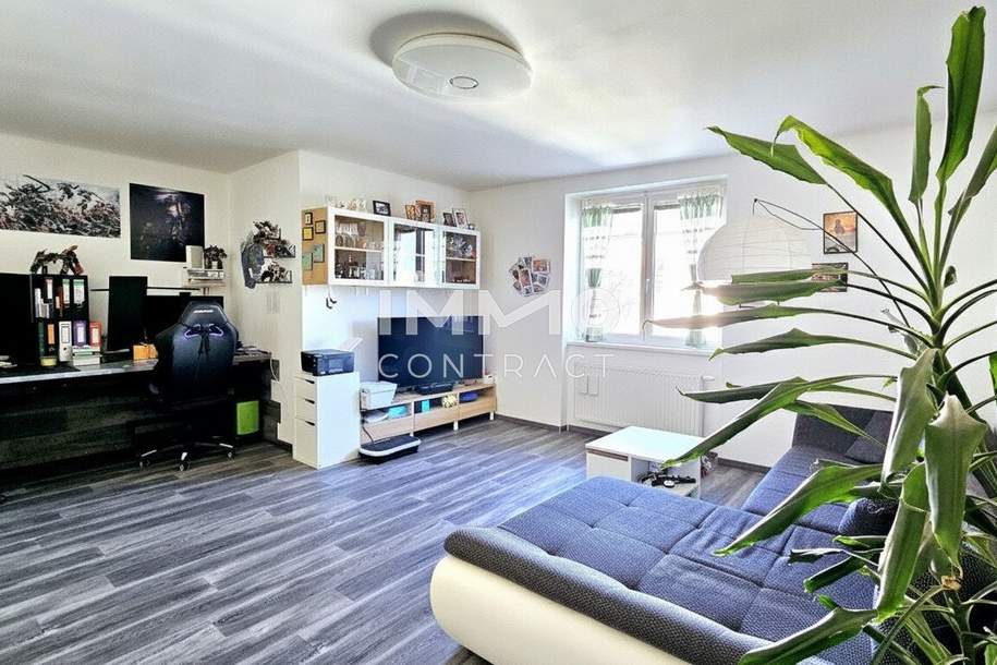 Aussicht inklusive: Helle, sehr große 3-Zimmer-Wohnung mit Balkon und Garage in attraktiver Lage, Wohnung-kauf, 267.000,€, 2700 Wiener Neustadt(Stadt)