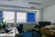 Helle Büro- oder Werkstattflächen mit Rampe