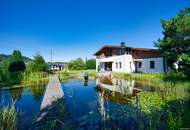 Exklusivität und Privatsphäre pur auf 2.610 m2 Grundfläche! Von der Terrasse in den Schwimmteich.