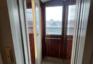 UNBEFRISTET - helle 2,5-Zimmer Dachgeschosswohnung mit Wohnküche, Schrankraum, 26 m2 Dachterrasse und Kellerabteil nahe Schönbrunn