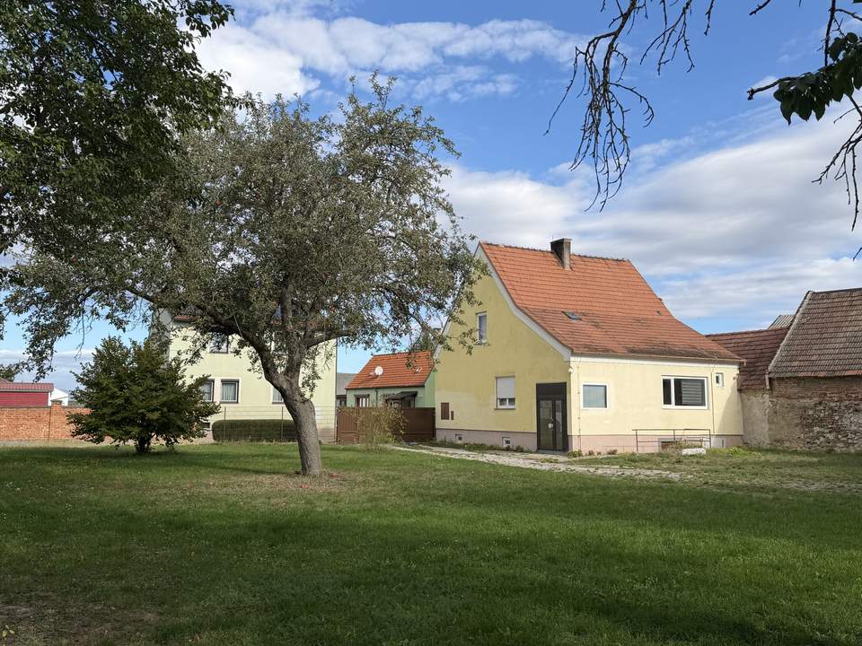 Über 1600m² Bauland-Agrar! Haus mit großer Scheune und Nebengebäude!
