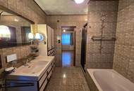 Haus mit zwei Wohneinheiten und Gartenidylle