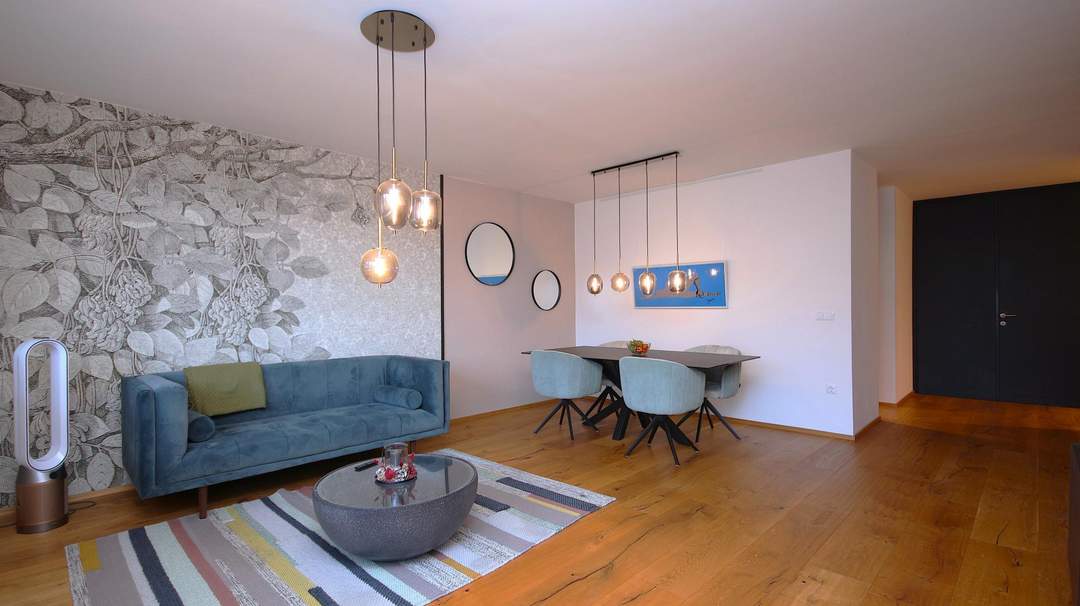 Stilvoll sanierte 4-Zimmer-Wohnung mit verglaster Loggia