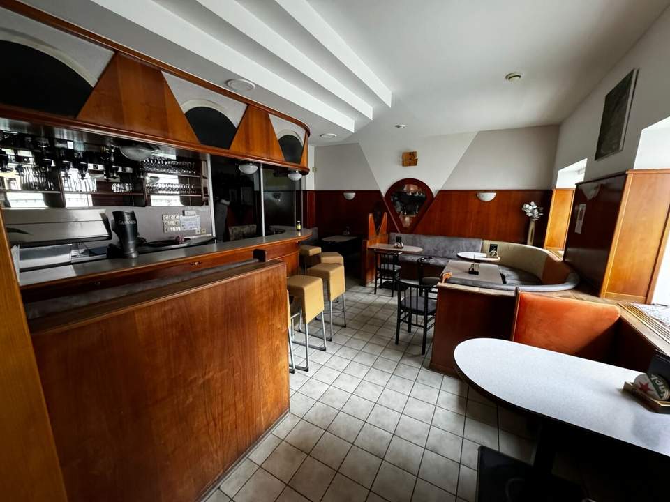 Café zum Mieten alles eingerichtet(Pizzeria möglich) nur 10.000€ Ablöse!!!