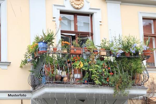 Attraktive Eigentumswohnung mit drei Balkonen und historischem Charme