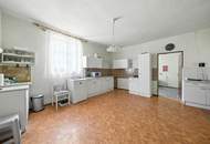 Renovierungsbedürftige Liegenschaft mit zwei Wohneinheiten, Nebengebäuden &amp; Garage!