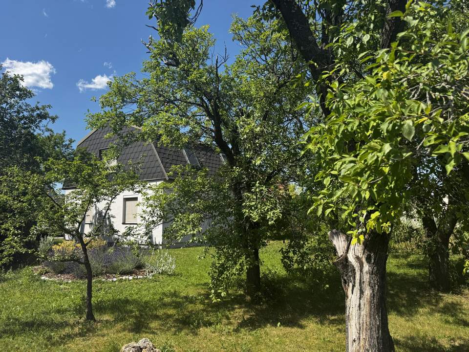 Wohnhaus inmitten vom Gartenparadies