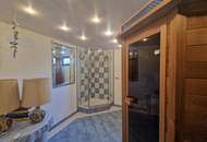 TRAUMHAFTER BUNGALOW FÜR ZWEI PERSONEN SAMT NEBENGEBÄUDE FÜR HOBBYRAUM, PARKÄHNLICHEM GARTEN MIT SCHWIMMTEICH ALS NATURPOOL DIREKT AN FELDER DER REGION ANGRENZEND