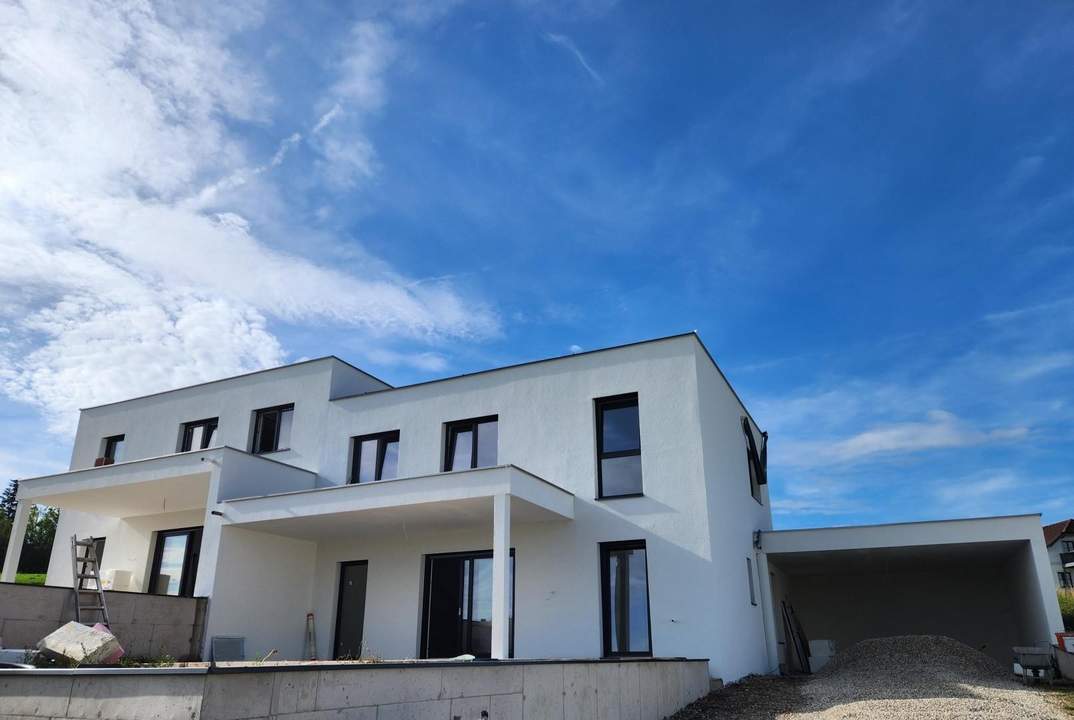 Wohnen mit Aussicht und eigenem Pool !