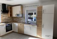 Tolles Mietwohnhaus mit Nebengebäude und Gartenhütte samt Sitzlaube an einer Sackgasse.