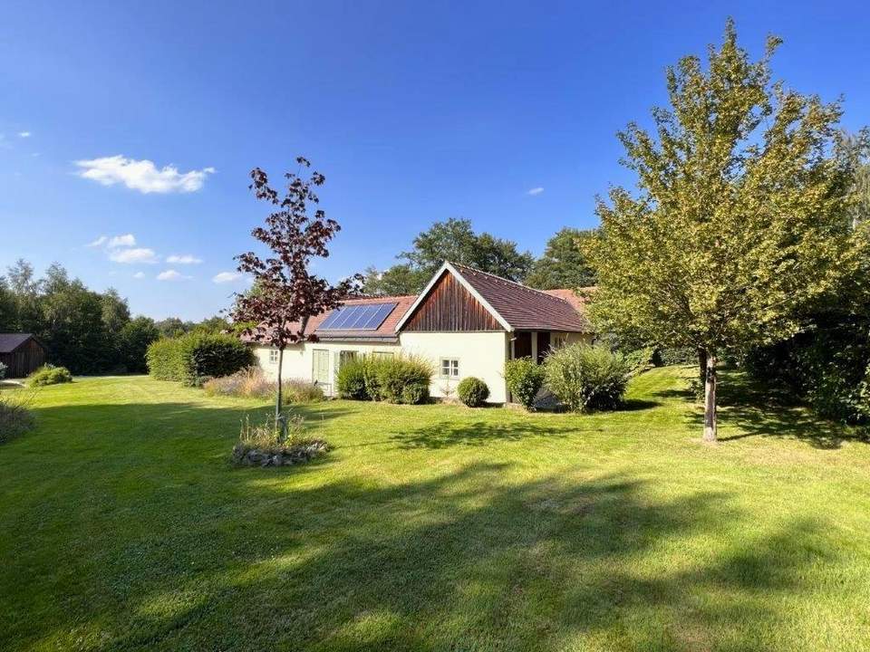 Exklusiv sanierter Vierkanthof mit idyllischem Innenhof und Naturgarten