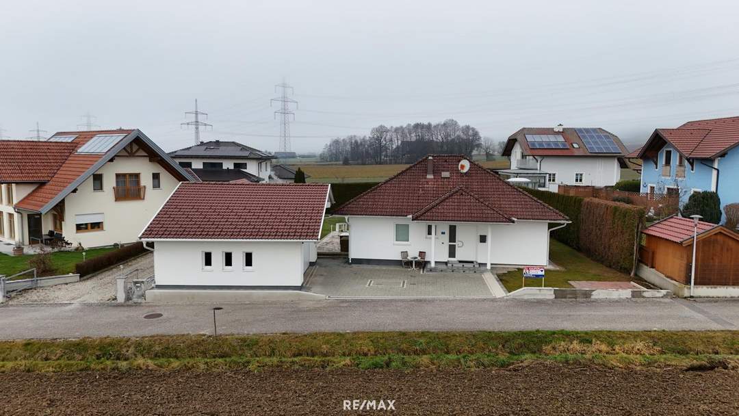 Bungalow mit großzügigem Nebengebäude, Terrasse und nachhaltiger Heiztechnik