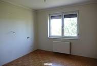 *ORTSRANDLAGE:* Wohnhaus mit sehr schönem, ebenen Garten und großzügigem Grundstück.