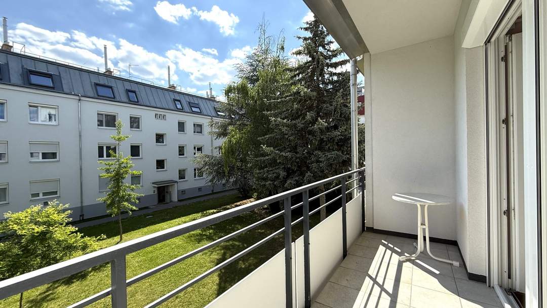 Ruhige, top-gepflegte Neubauwohnung! Große Loggia! Grünblick! Saniertes Haus!