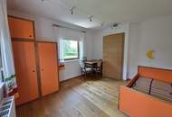 Sehr gepflegtes Wohnhaus mit 2 Wohneinheiten, vier Garagen und Werkstatt