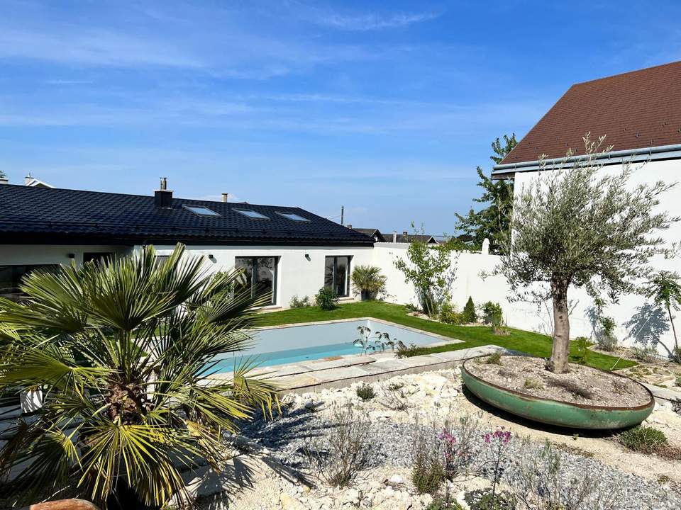 TRAUMHAFTE LIEGENSCHAFT MIT POOL, SEEBLICK UND ÜBERDACHTER BOOTSGARAGE