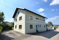 Sehr gepflegtes Wohnhaus mit 2 Wohneinheiten, vier Garagen und Werkstatt