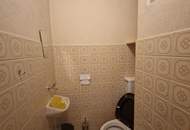 WOHN- UND GESCHÄFTSHAUS ALS GROSSZÜGIGES LANDHAUS MIT GESCHLOSSENEM INNENHOF, WERKSTATT, BÄCKEREI, KAFFEEHAUS UND NEBENGEBÄUDEN