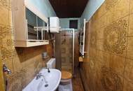 SANIERUNGSBEDÜRFTIGES LANDHAUS MIT KLEINEM HOLZSCHUPPEN UND RUHIGEM INNENHOF AN DER WAGRAMKANTE MIT KLEINEM WEINKELLER FÜR 1-2 PERSONEN