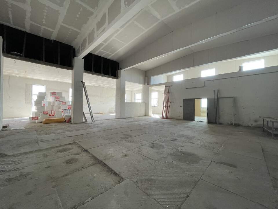 Helle Gewerbehalle mit Verkaufsraumcharakter in 2601 Sollenau zu vermieten