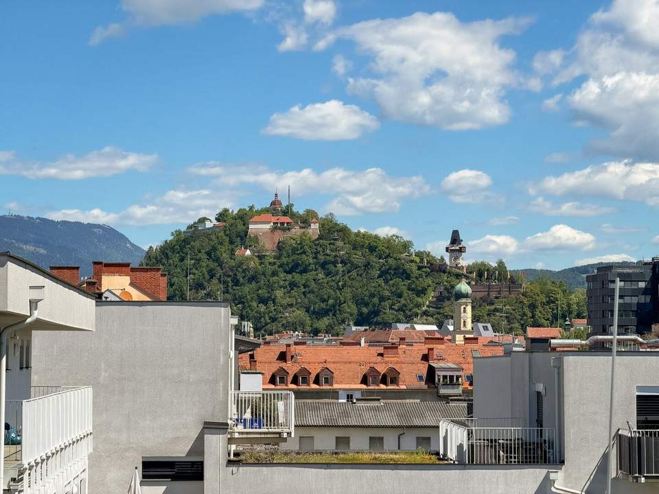 Klimatisierte Penthouse-Wohnung mit Schlossbergblick und großer Terrasse