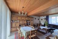 Älteres Dreigiebel- Wohnhaus samt zwei freistehenden Nebengebäuden sowie zwei Terrassen und großem Grundstück