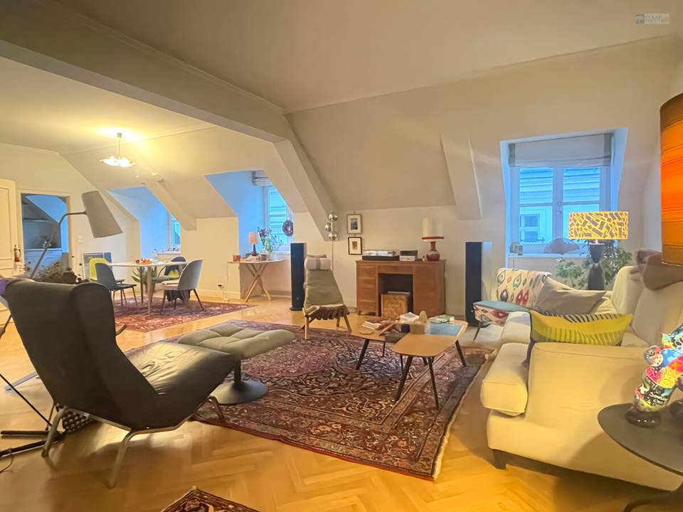 RESERVIERT - GROßZÜGIGE 3 -ZIMMER-MANSARDENWOHNUNG IM STADTPALAIS