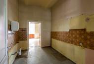 Renovierungsbedürftige Wohnung mit Charakter und Eigengarten!