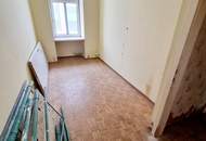Wer nicht auf schlüsselfertig steht, ist hier richtig! 4-Zimmer Wohnung - Selbst Gestalten! Sanierungsbedürftige Altbauwohnung! U-Bahn ums Eck + Traumhaft renoviertes Altbauhaus + Optimalste Infrastruktur und Anbindung!