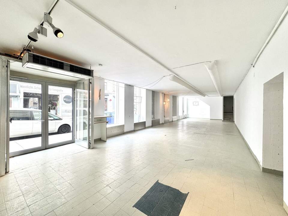 GESCHÄFTLOKAL/BÜRO in der WESTBAHNSTRASSE im Schottenfelder Hof! Direkter Zugang von der Straße und große Fensterflächen!