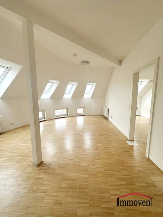 ERSTBEZUG! Schöne, generalsanierte 2 Zimmerwohnung im Dachgeschoss!