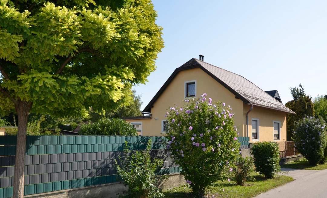 Klassisches Siedlungshaus mit 1400 m² Garten